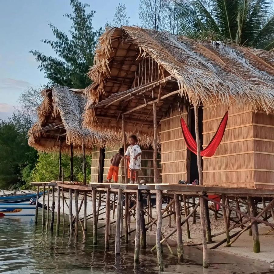 Coco Huts Guest House Waisai Exterior photo