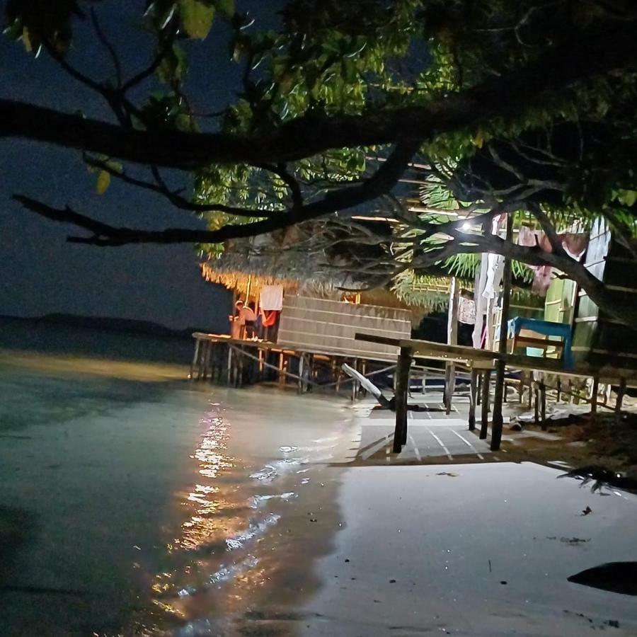 Coco Huts Guest House Waisai Exterior photo