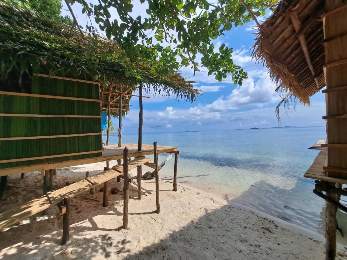 Coco Huts Guest House Waisai Exterior photo