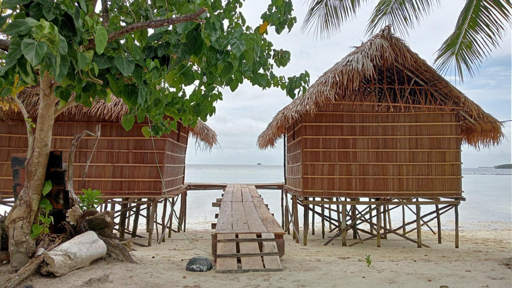Coco Huts Guest House Waisai Exterior photo