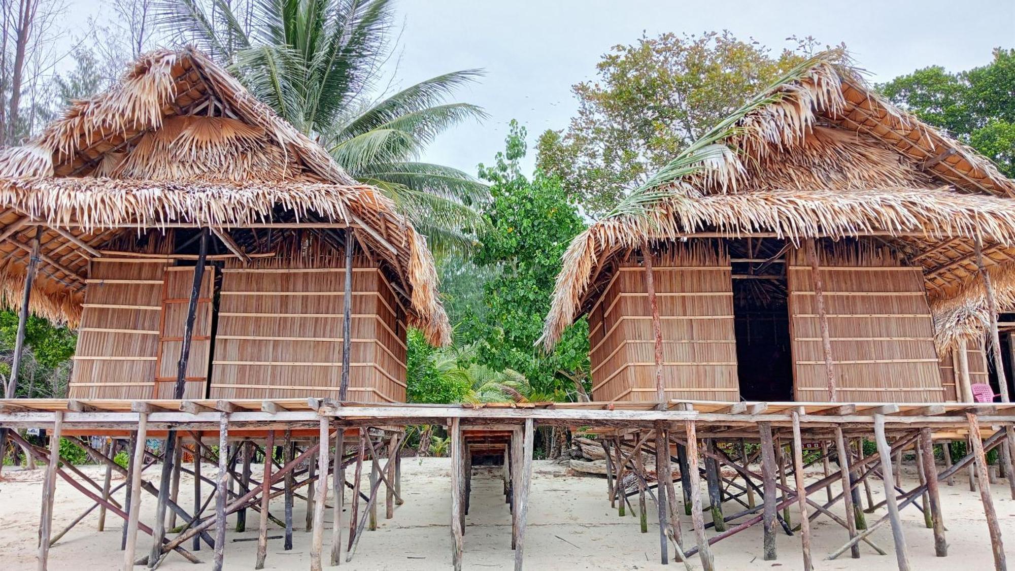 Coco Huts Guest House Waisai Exterior photo