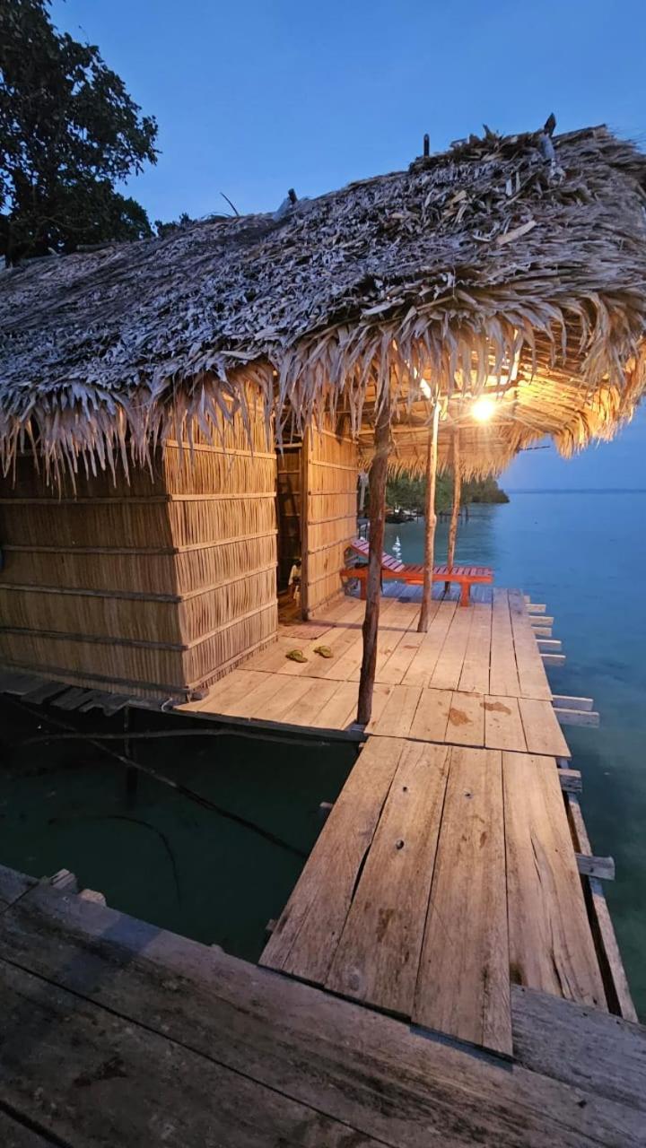 Coco Huts Guest House Waisai Exterior photo