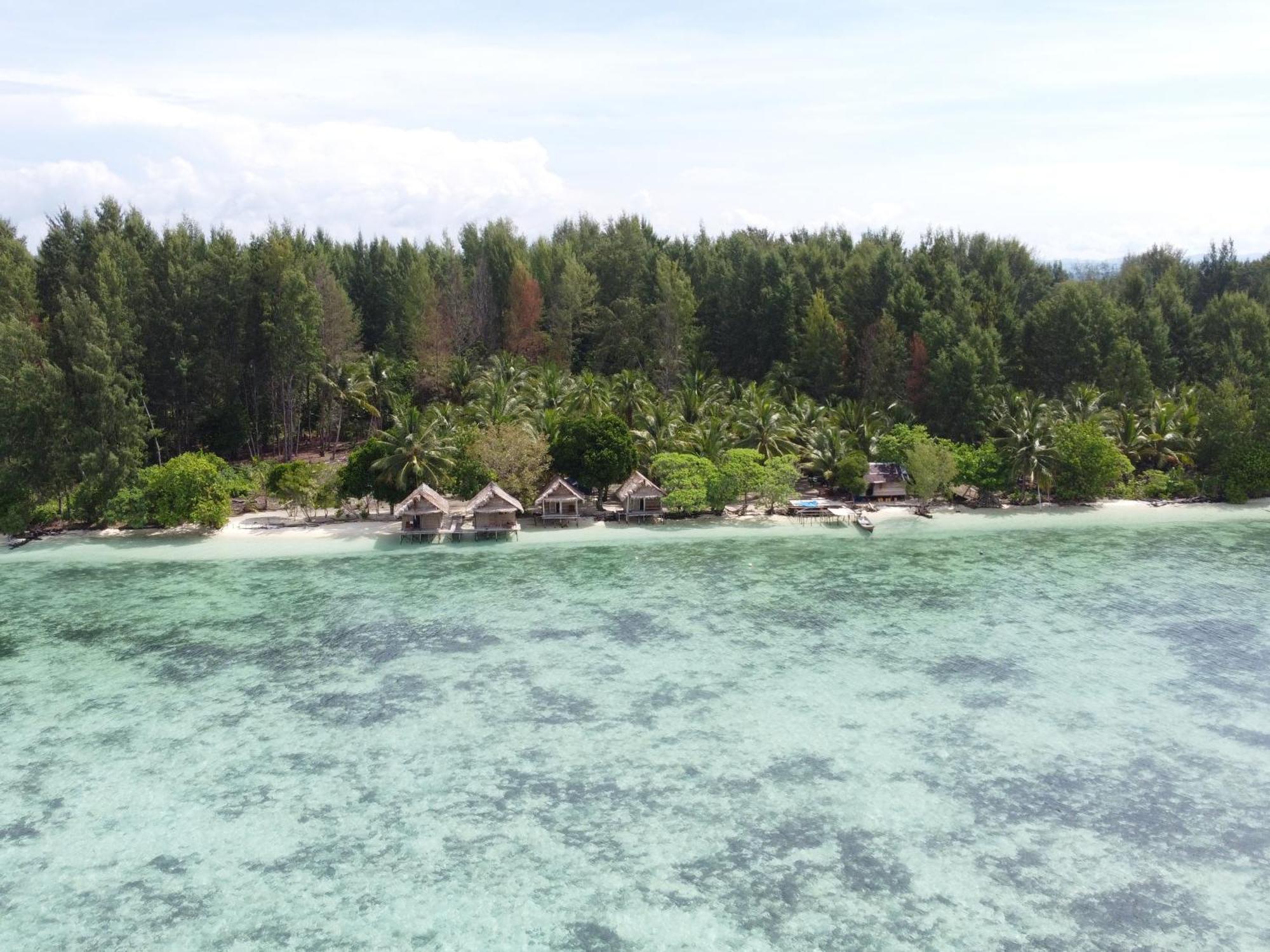 Coco Huts Guest House Waisai Exterior photo