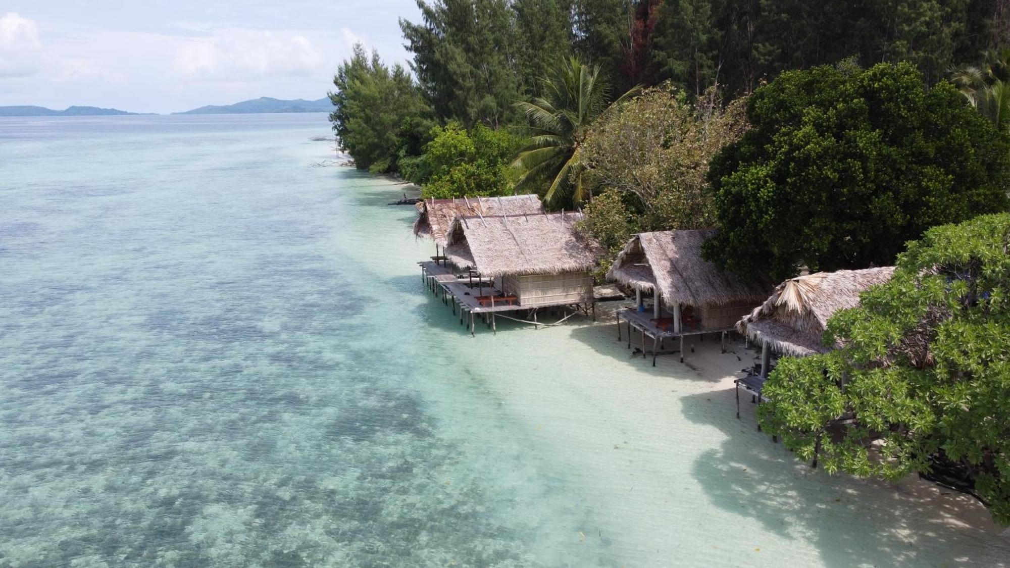 Coco Huts Guest House Waisai Exterior photo